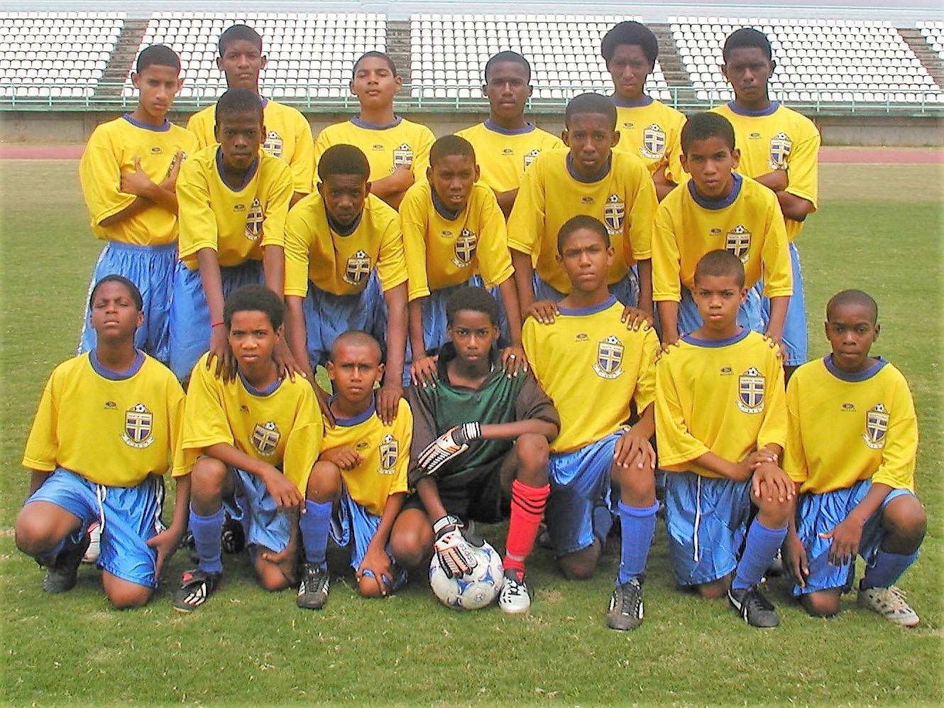 Kevon Cooper (middle row, extreme left) with FC Santa Rosa's Under-15 team in 2003.