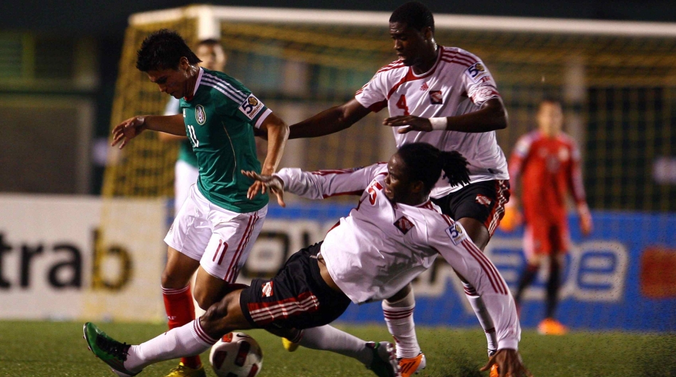 Akeem Adams & Sheldon Bateau going in for the double team on Mexico's #9