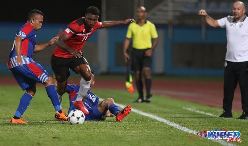 Photo: Trinidad and Tobago forward Nicholas Dillon (centre) runs at the Panama defence during friendly international action at the Ato Boldon Stadium in Couva on 17 April, 2018. ...(Copyright Chevaughn Christopher/Wired868)