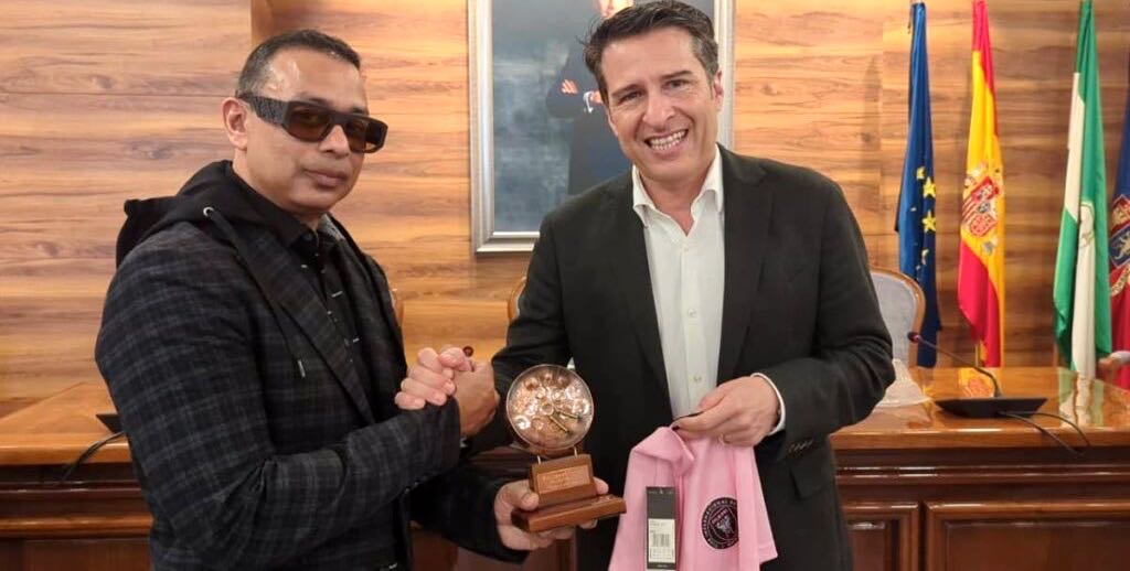 Sham Mohammed, left, presents Mayor of Torrox Oscar Medina with a steelpan ornament. -