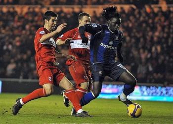 Kenwyne Jones being chase by two Middlesbrough defenders.