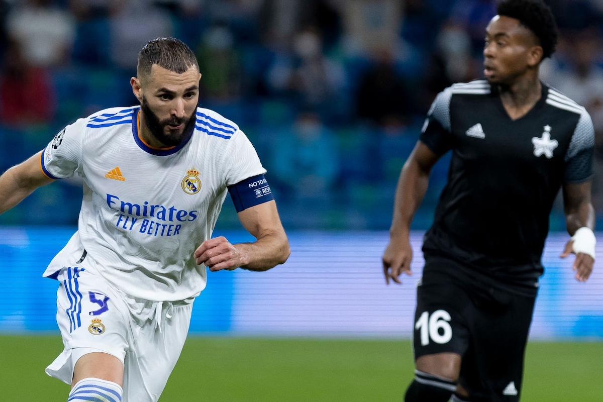 Karim Benzema (left) of Real Madrid CF controls the ball while Keston Julien (right) looks on during the UEFA Champions League group D match between Real Madrid and FC Sheriff at Estadio Santiago Bernabeu on September 28, 2021 in Madrid, Spain. (Photo by Berengui/DeFodi Images via Getty Images)