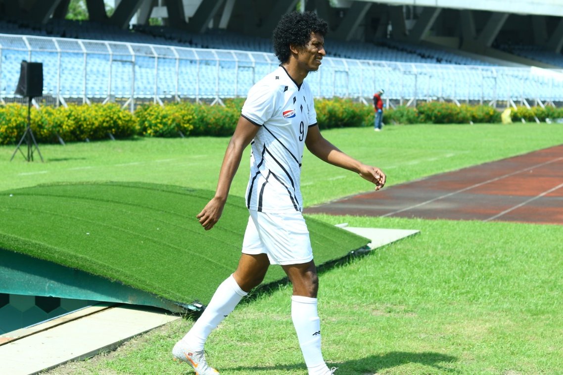 Mohammedan SC striker Willis Plaza steps on to the field to face Gujarat FC on October 11th 2020.