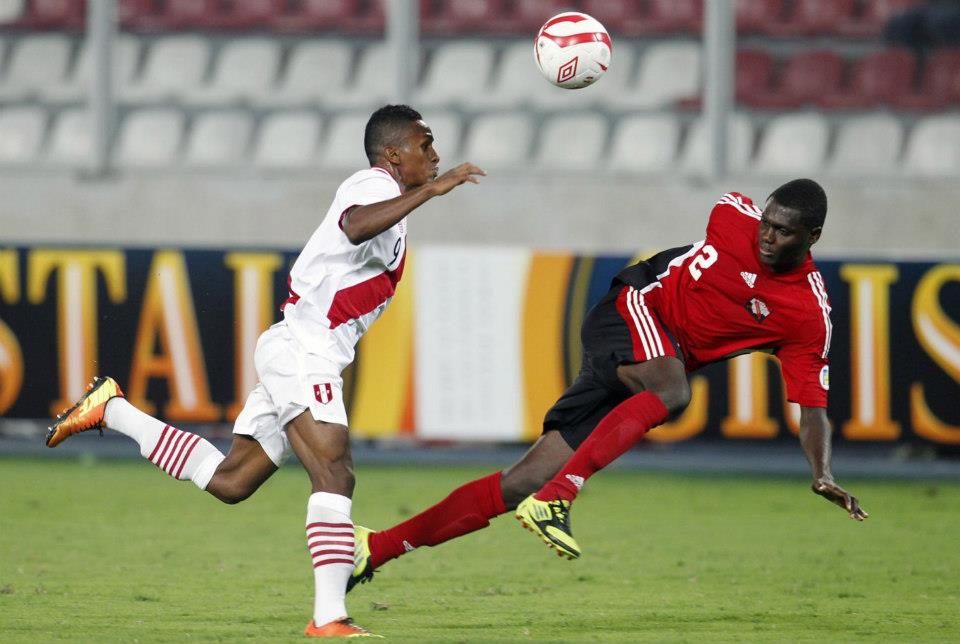 Peru's Yordy Reyna (L) fights for the ball with Trinidad and Tobago's Aubrey David during their international friendly soccer match in Lima March 26, 2013. REUTERS/Enrique Castro-Mendivil 